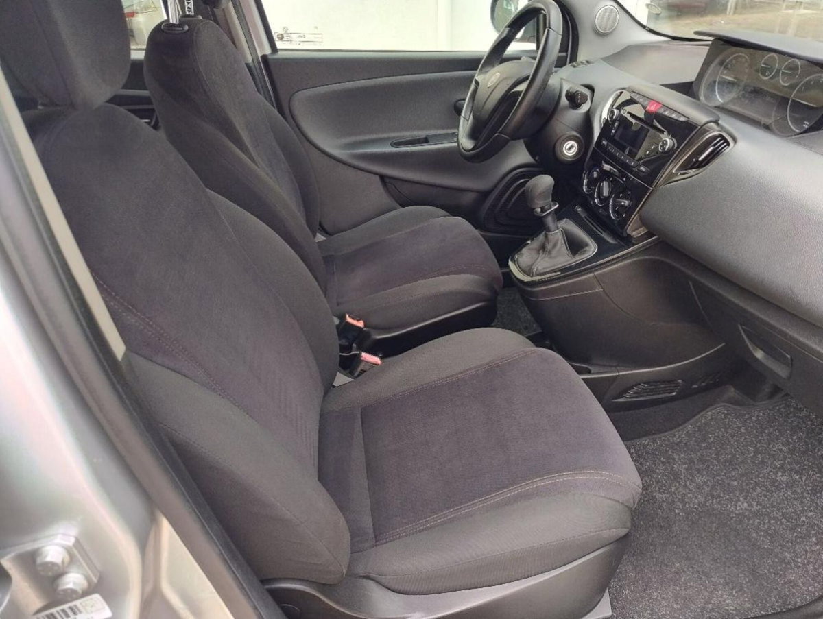 Lancia Ypsilon 0.9 TwinAir 85 CV 5 porte Metano Ecochic Gold (18)