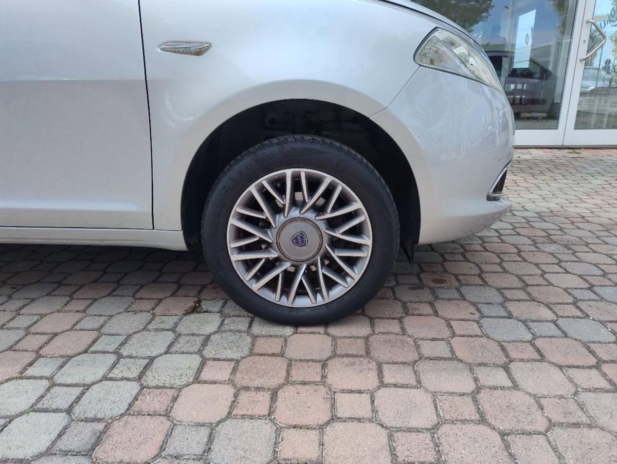 Lancia Ypsilon 0.9 TwinAir 85 CV 5 porte Metano Ecochic Gold (2)