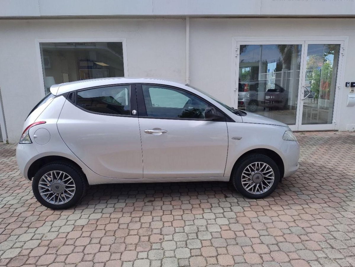 Lancia Ypsilon 0.9 TwinAir 85 CV 5 porte Metano Ecochic Gold (3)