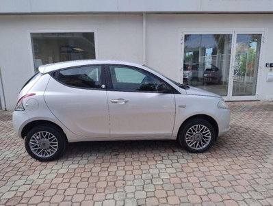 Lancia Ypsilon 0.9 TwinAir 85 CV 5 porte Metano Ecochic Gold (3)