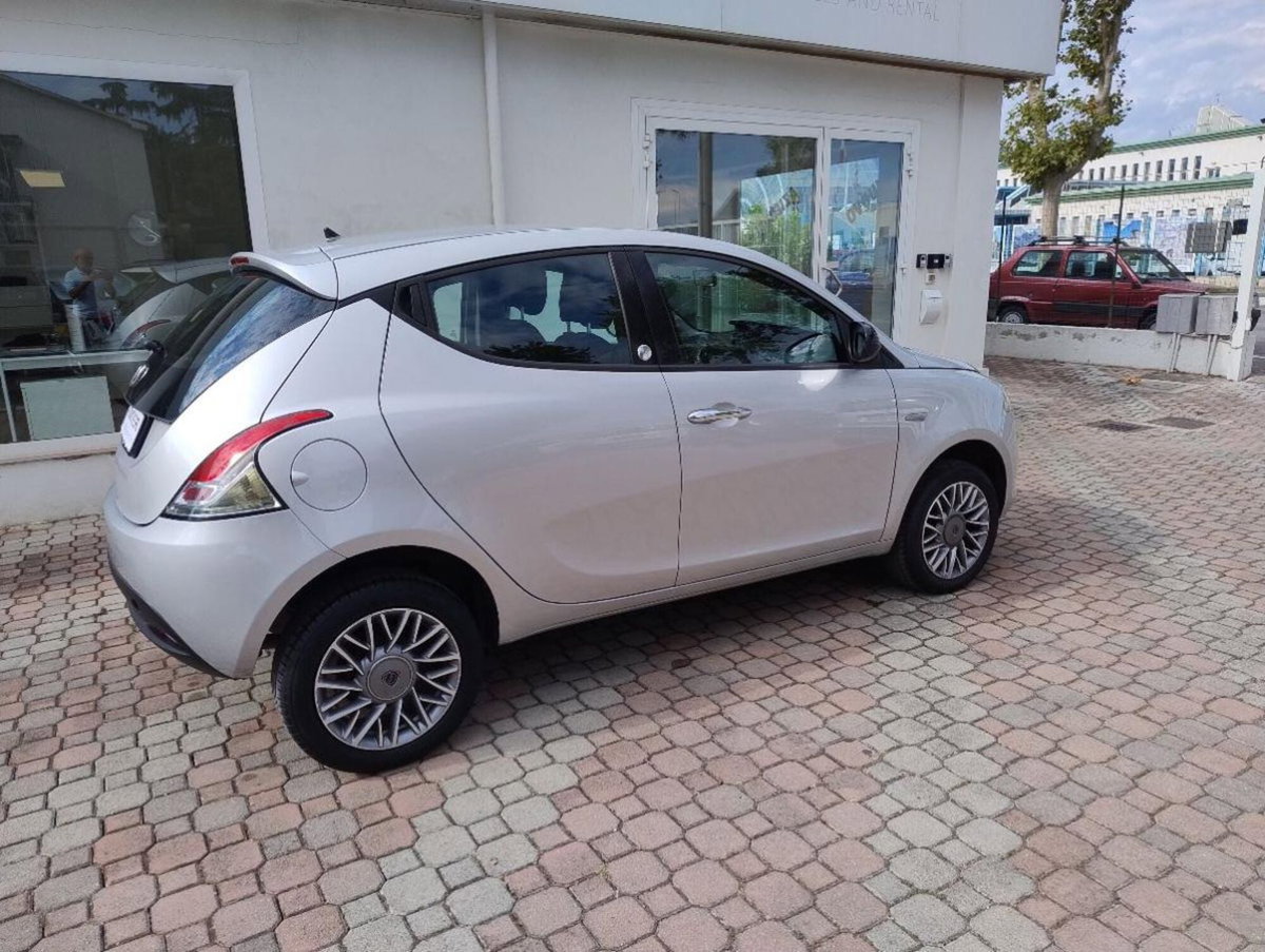 Lancia Ypsilon 0.9 TwinAir 85 CV 5 porte Metano Ecochic Gold (4)