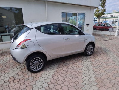 Lancia Ypsilon 0.9 TwinAir 85 CV 5 porte Metano Ecochic Gold (4)