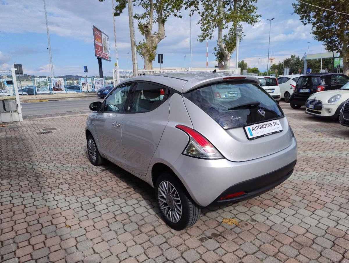 Lancia Ypsilon 0.9 TwinAir 85 CV 5 porte Metano Ecochic Gold (6)