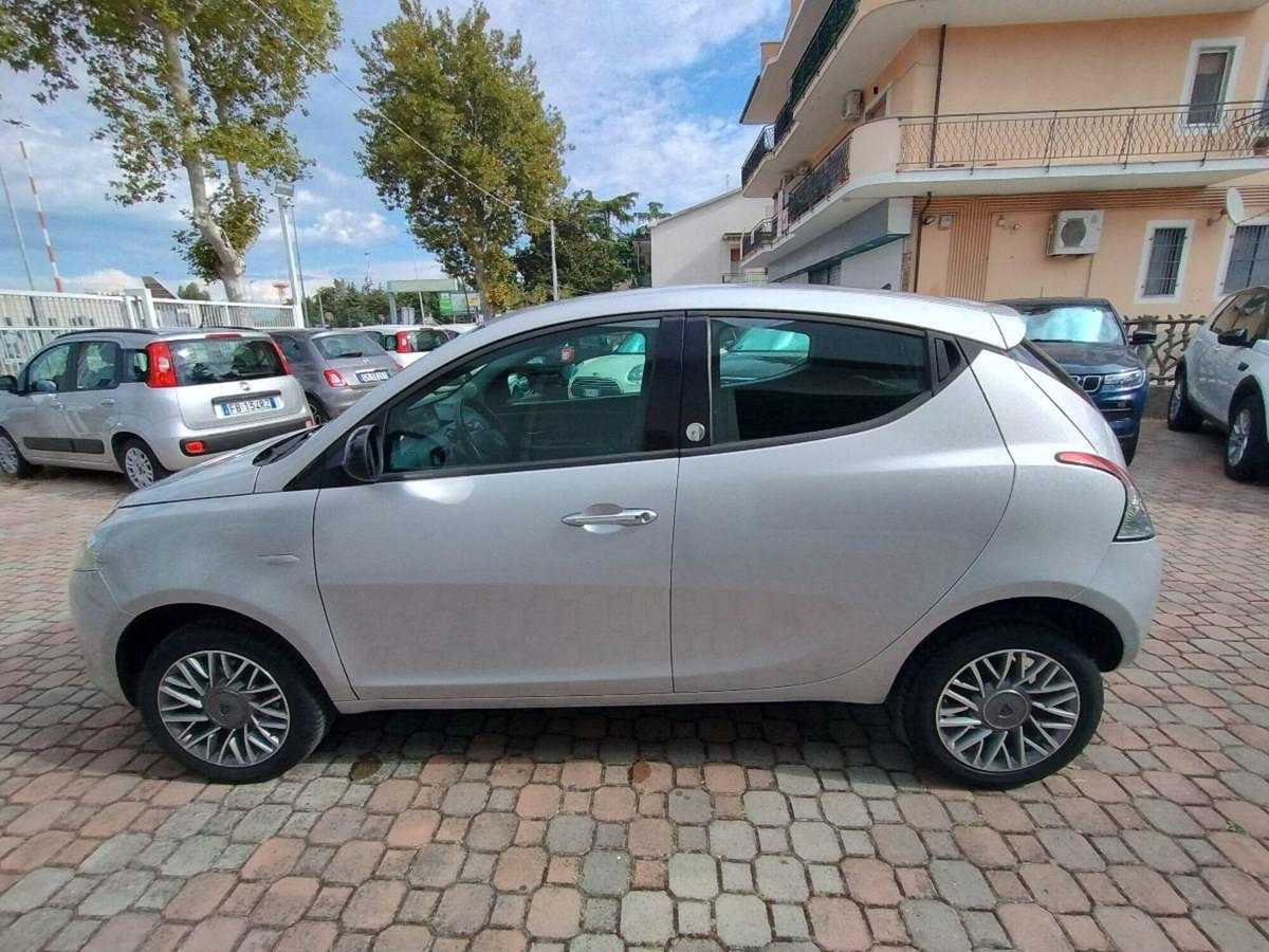 Lancia Ypsilon 0.9 TwinAir 85 CV 5 porte Metano Ecochic Gold (7)