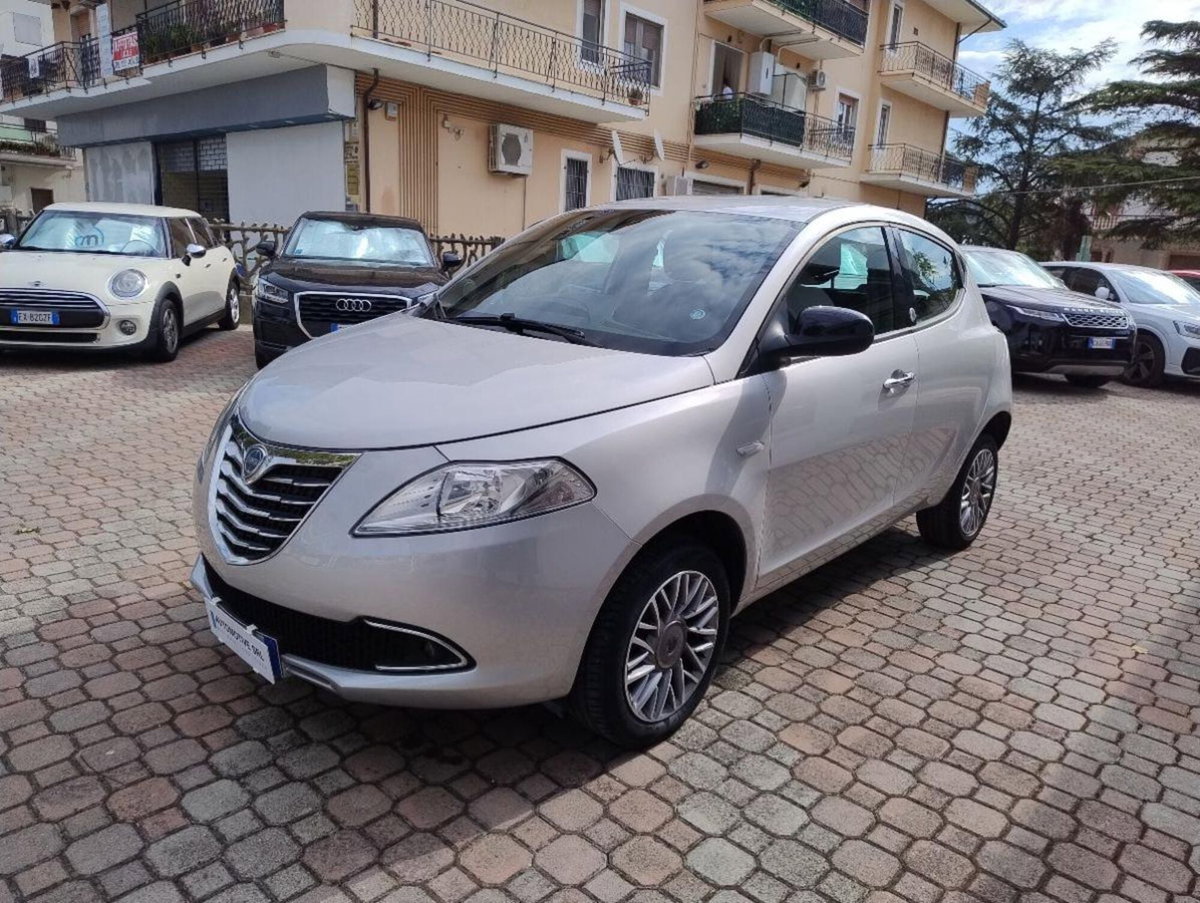 Lancia Ypsilon 0.9 TwinAir 85 CV 5 porte Metano Ecochic Gold (8)
