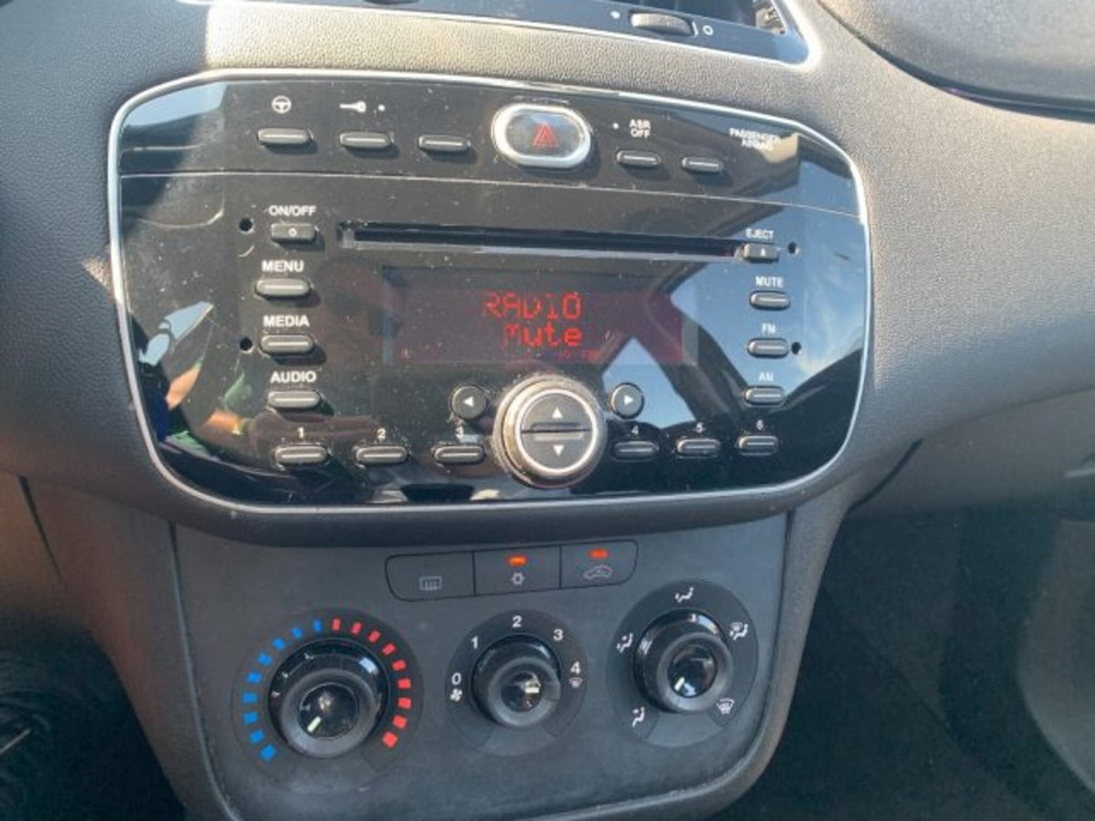 Fiat Punto 1.3 MJT II 75 CV 5 porte Lounge (12)