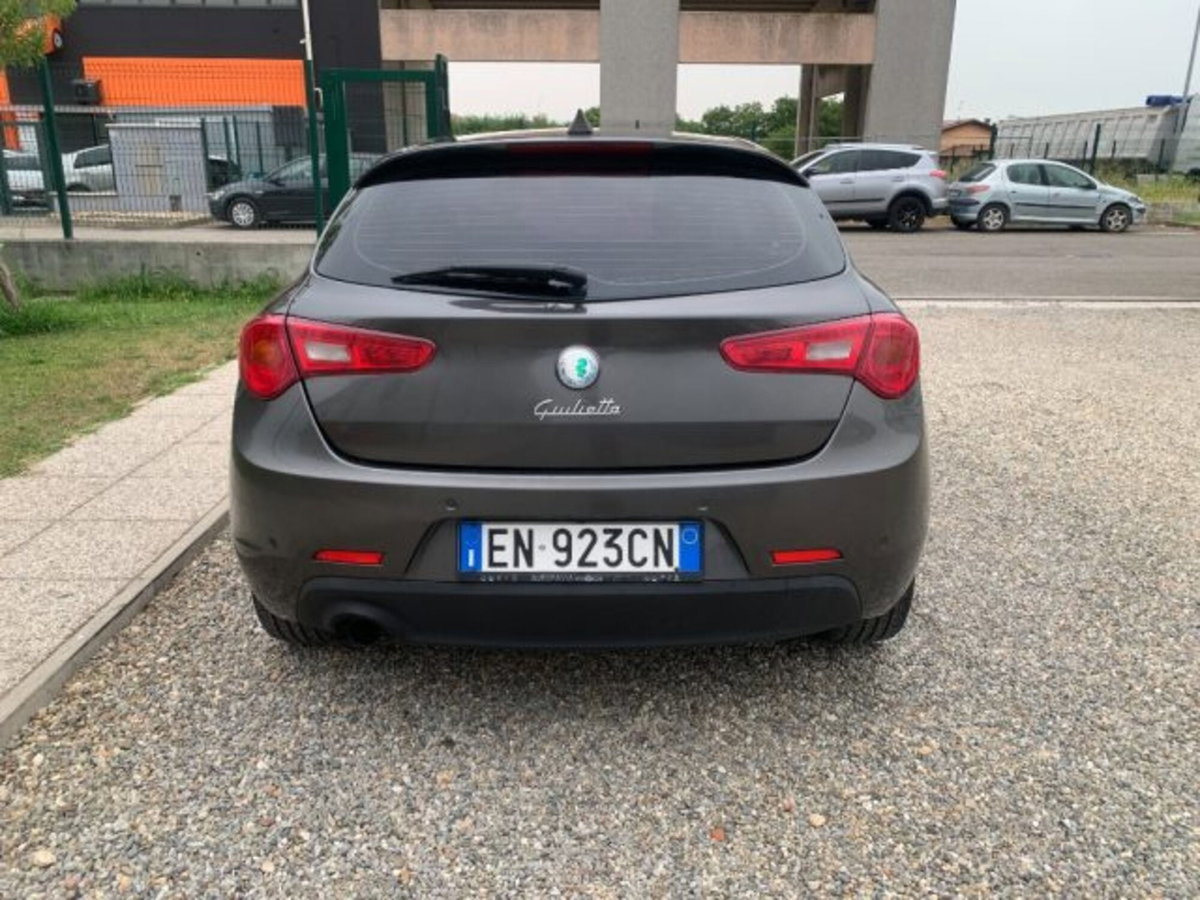 Alfa Romeo Giulietta 1.6 JTDm-2 Exclusive (6)