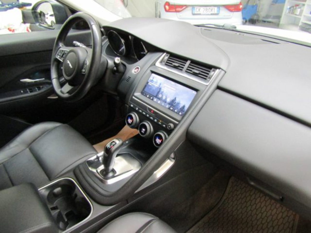 Jaguar E-Pace 2.0D 150 CV AWD aut. R-Dynamic (16)