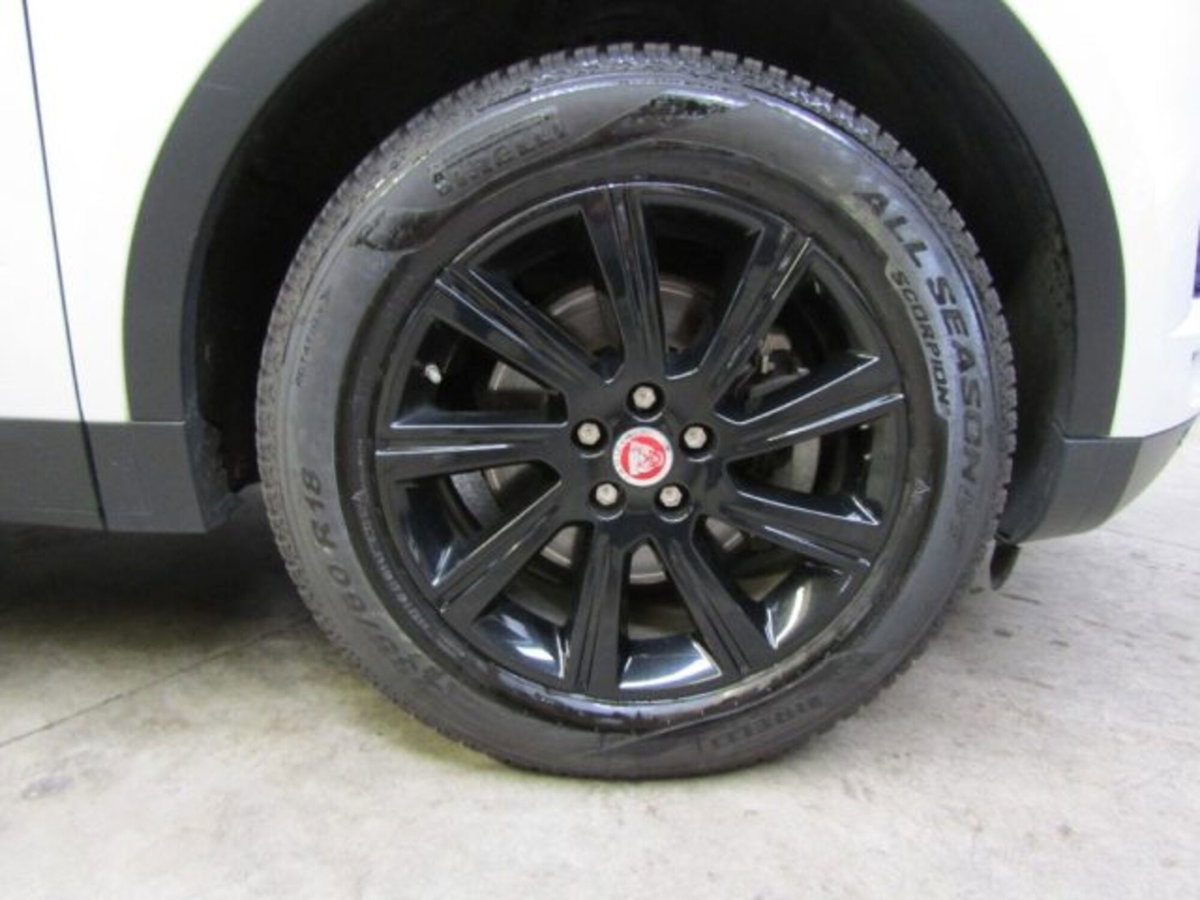 Jaguar E-Pace 2.0D 150 CV AWD aut. R-Dynamic (4)
