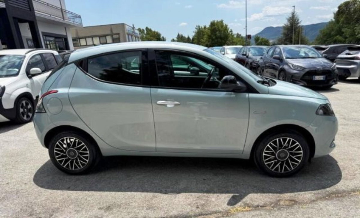 Lancia Ypsilon 1.2 69 CV 5 porte GPL Ecochic Alberta Ferretti (4)