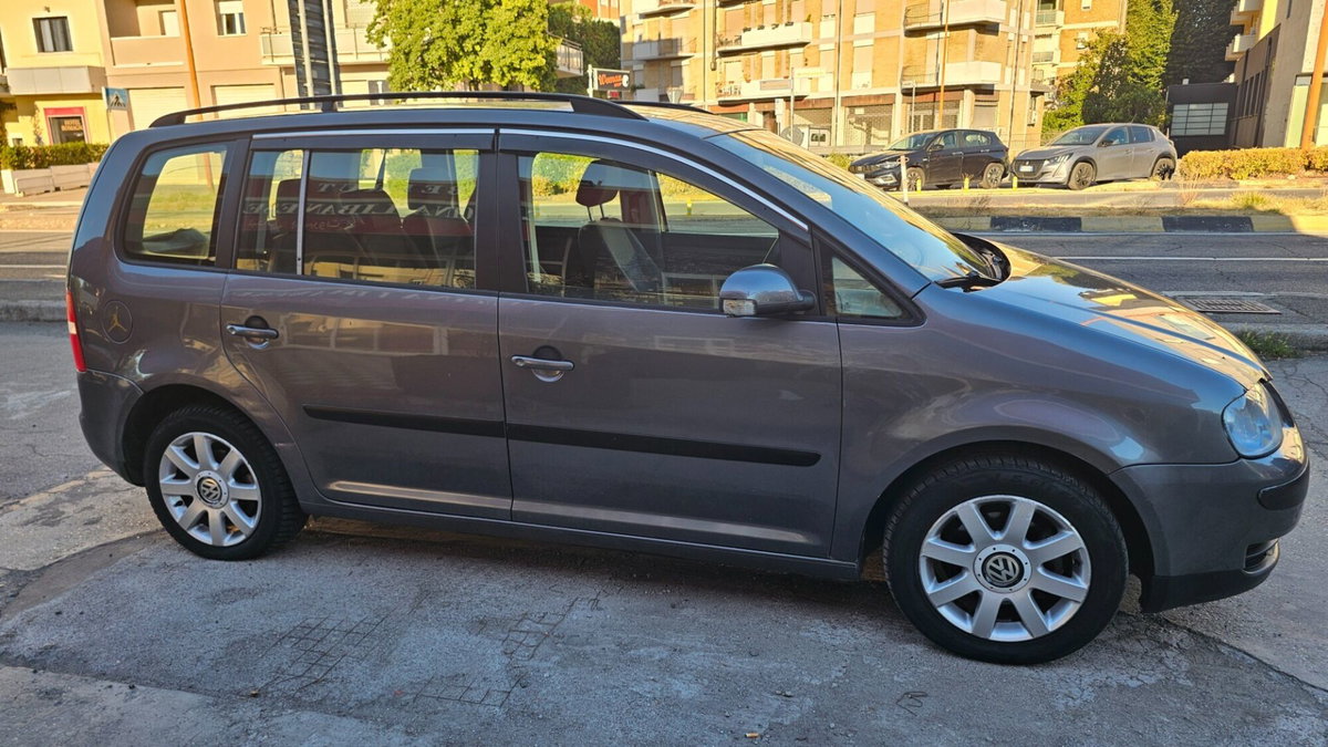 Volkswagen Touran TDI 90CV Conceptline (3)