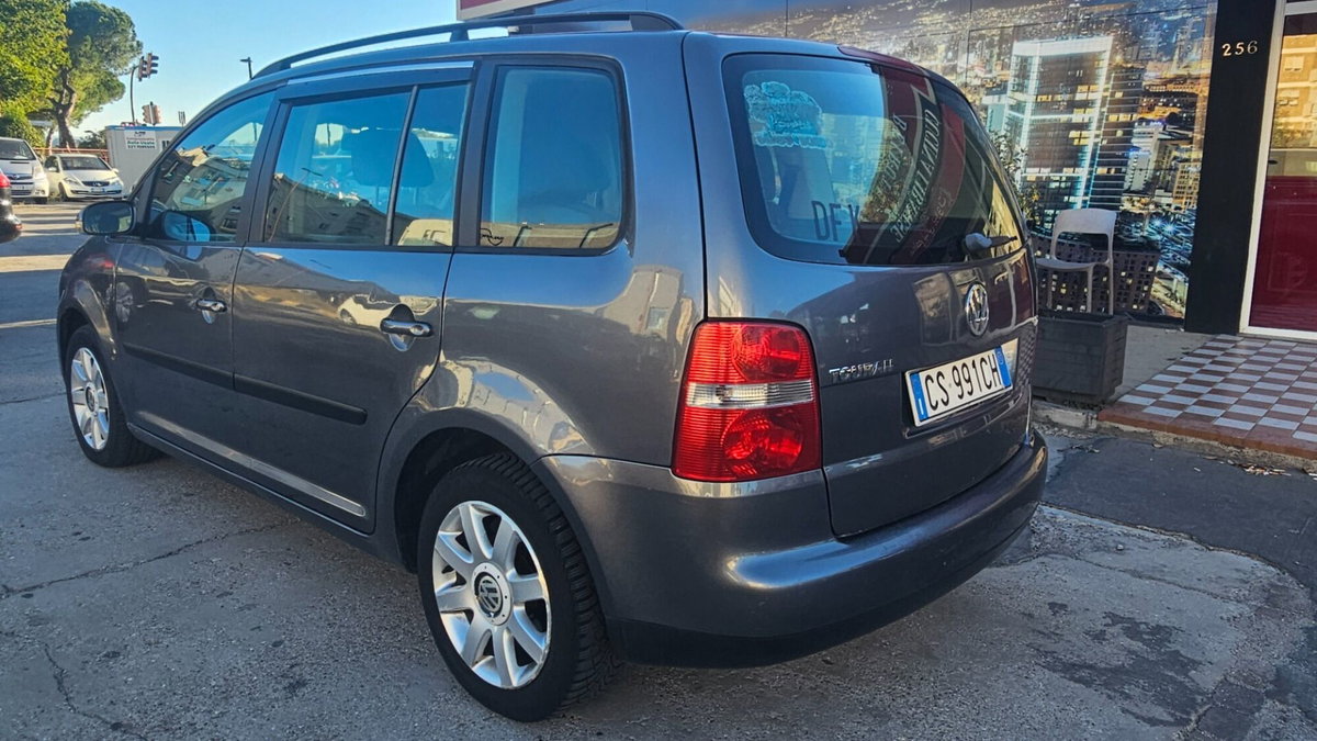 Volkswagen Touran TDI 90CV Conceptline (5)