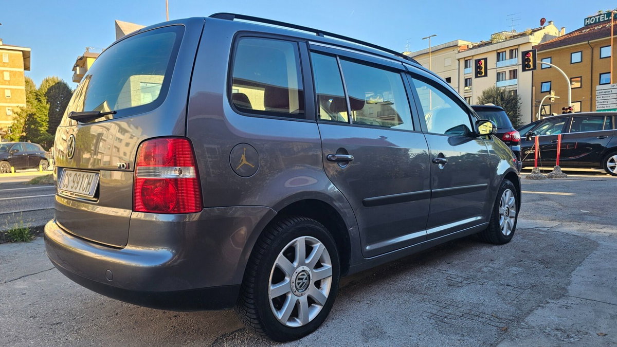 Volkswagen Touran TDI 90CV Conceptline (7)