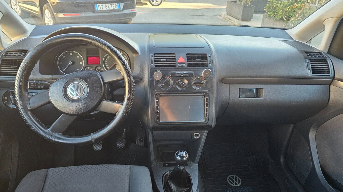 Volkswagen Touran TDI 90CV Conceptline (8)