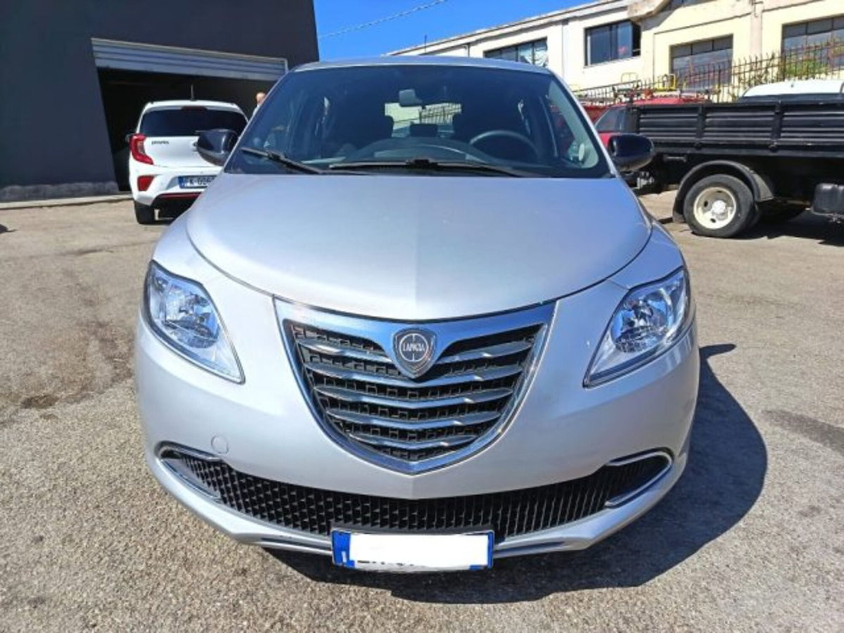 Lancia Ypsilon 1.2 69 CV 5 porte Platinum (3)