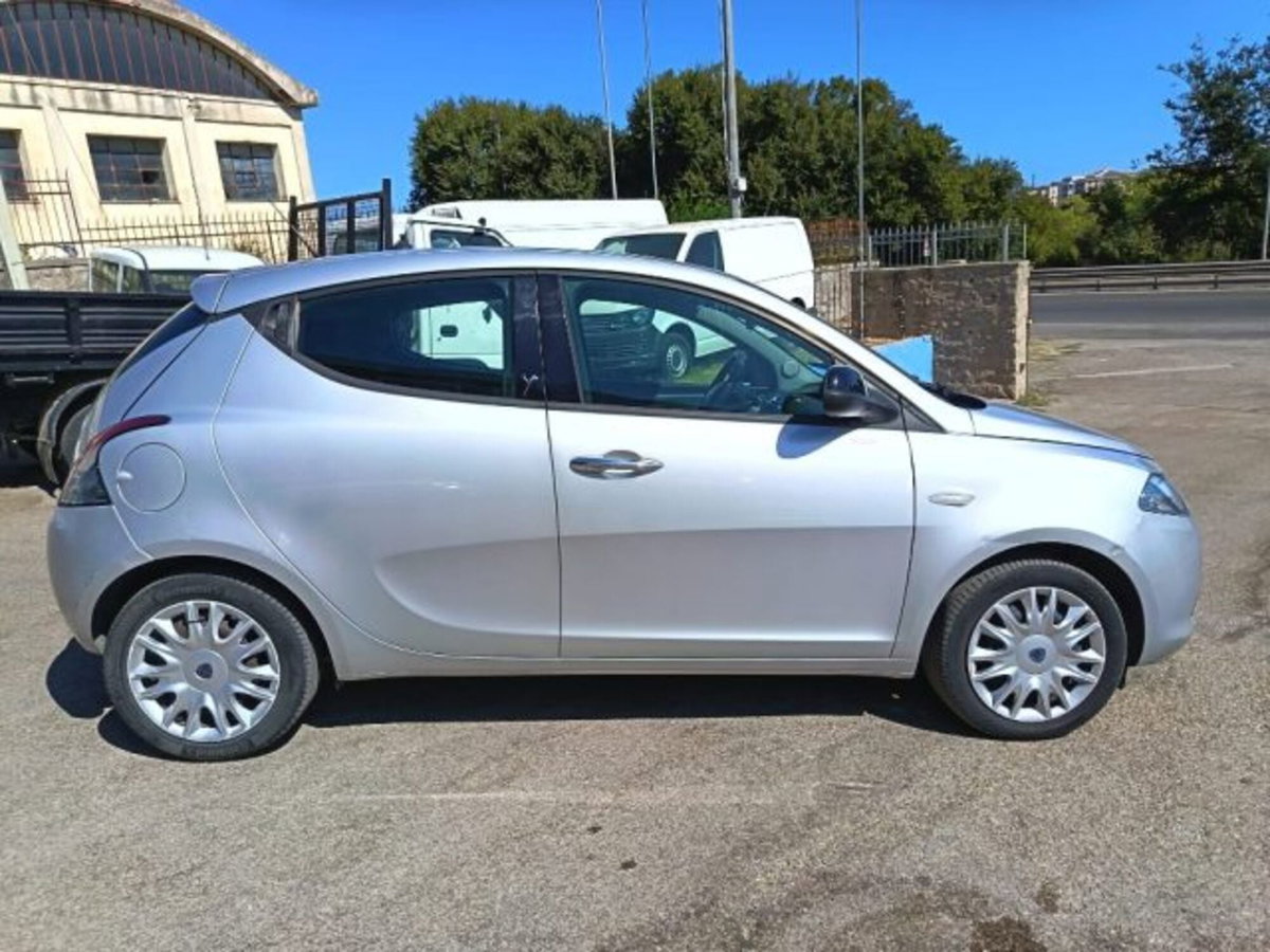 Lancia Ypsilon 1.2 69 CV 5 porte Platinum (5)
