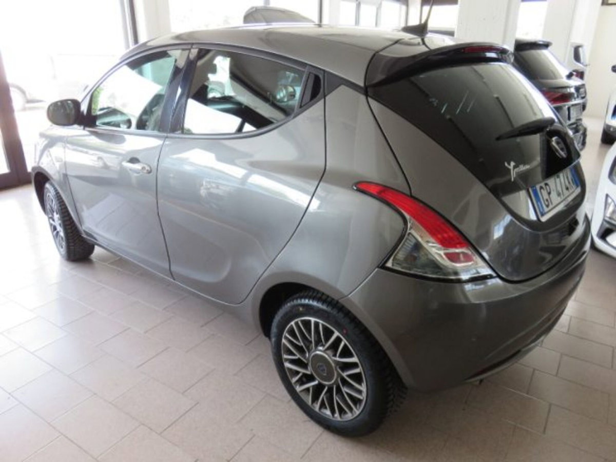 Lancia Ypsilon 1.0 FireFly 5 porte S&S Hybrid Gold Plus (2)