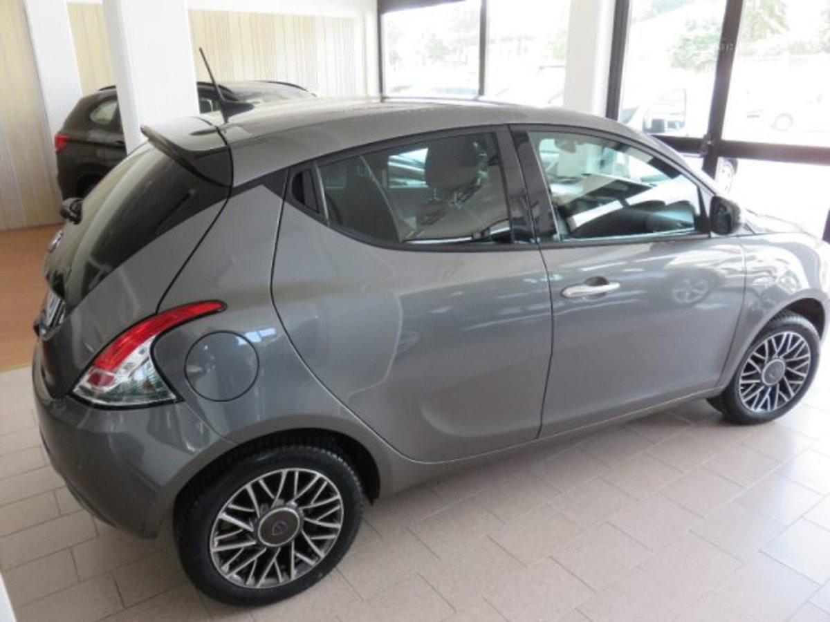 Lancia Ypsilon 1.0 FireFly 5 porte S&S Hybrid Gold Plus (3)