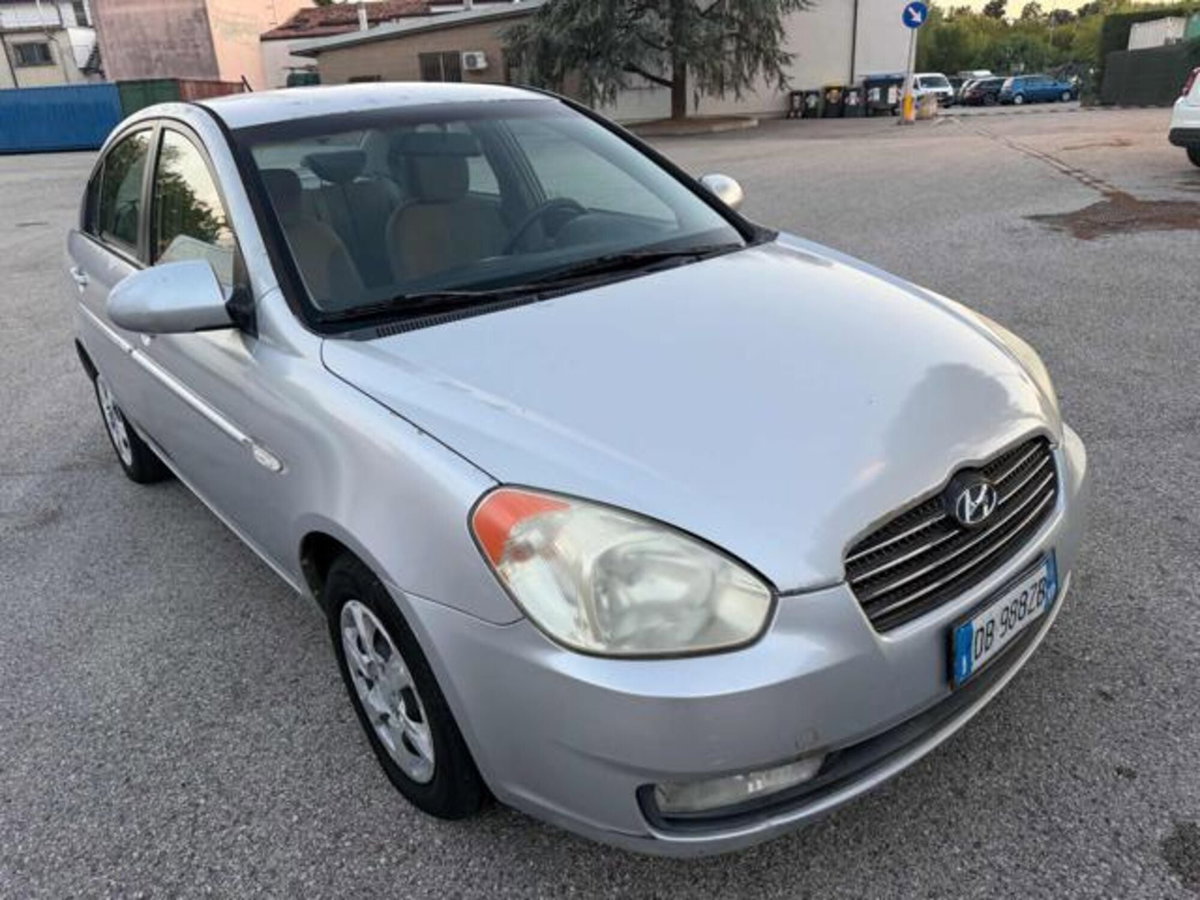 Hyundai Accent 1.4 4p. Active (17)