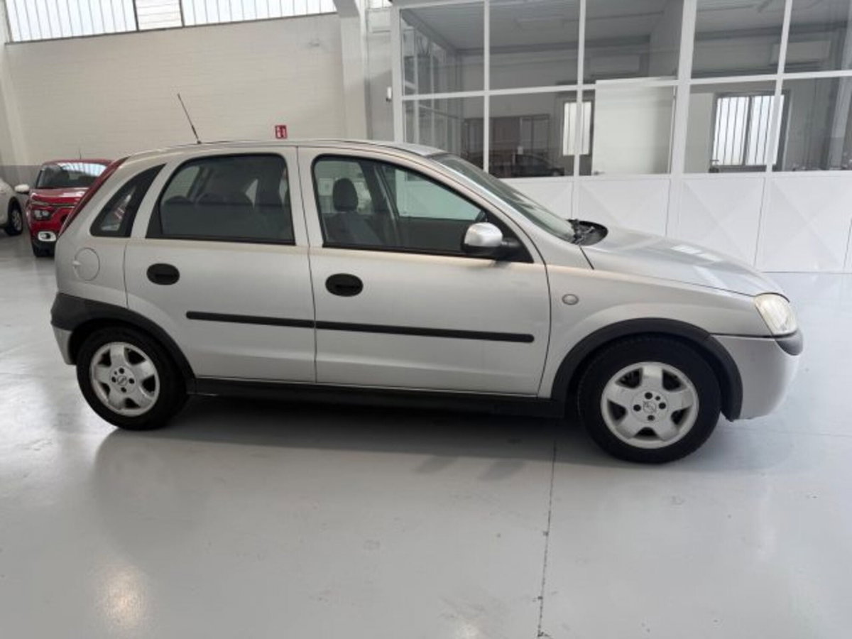 Opel Corsa 1.2i 16V cat 5 porte 'Njoy (4)