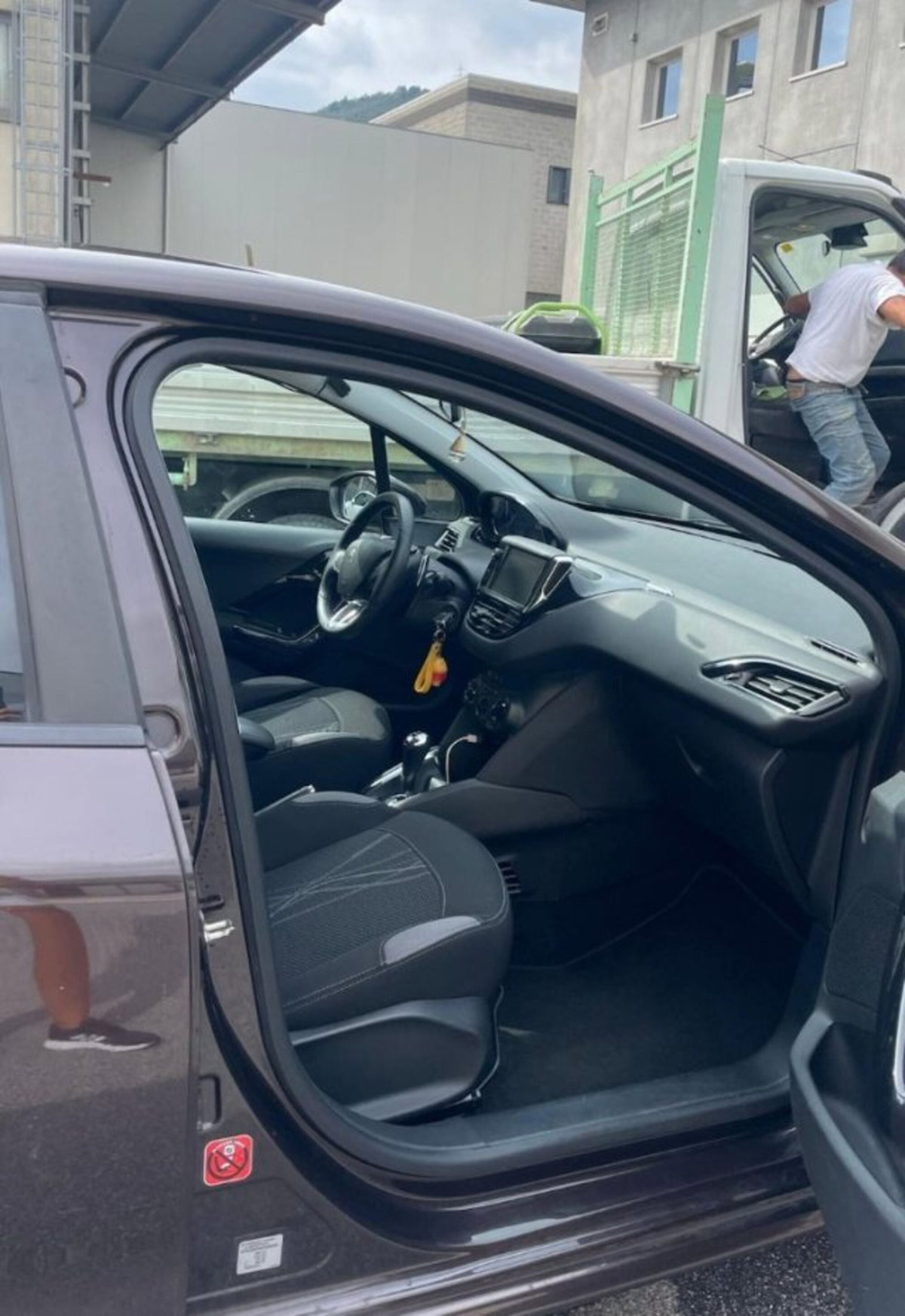 Peugeot 208 e-HDi 92 CV Stop&Start 5 porte Allure (7)