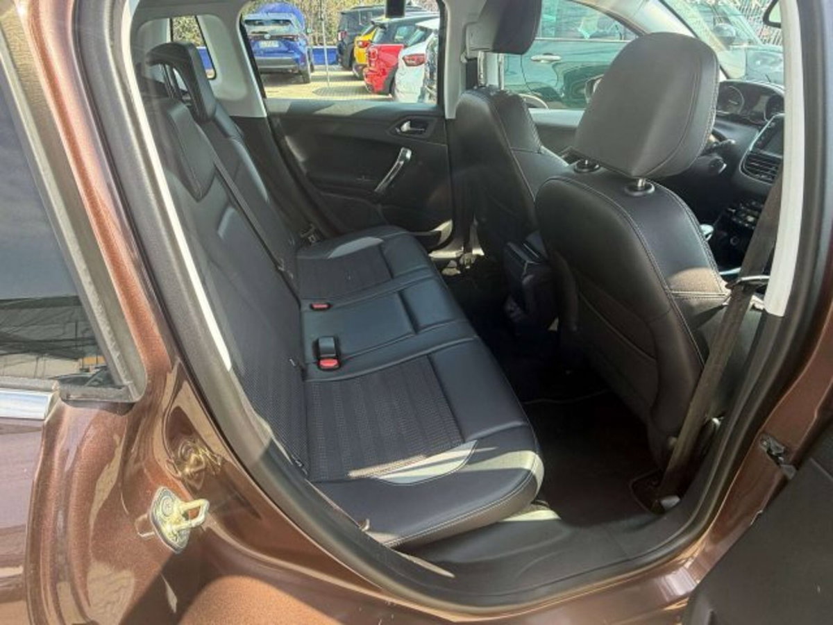 Peugeot 2008 e-HDi 115 CV Stop&Start Allure (9)