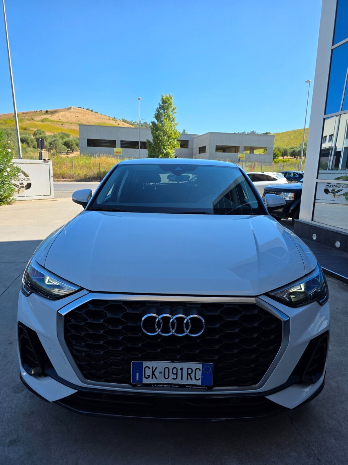 Audi Q3 35 TDI quattro S tronic Business (2)