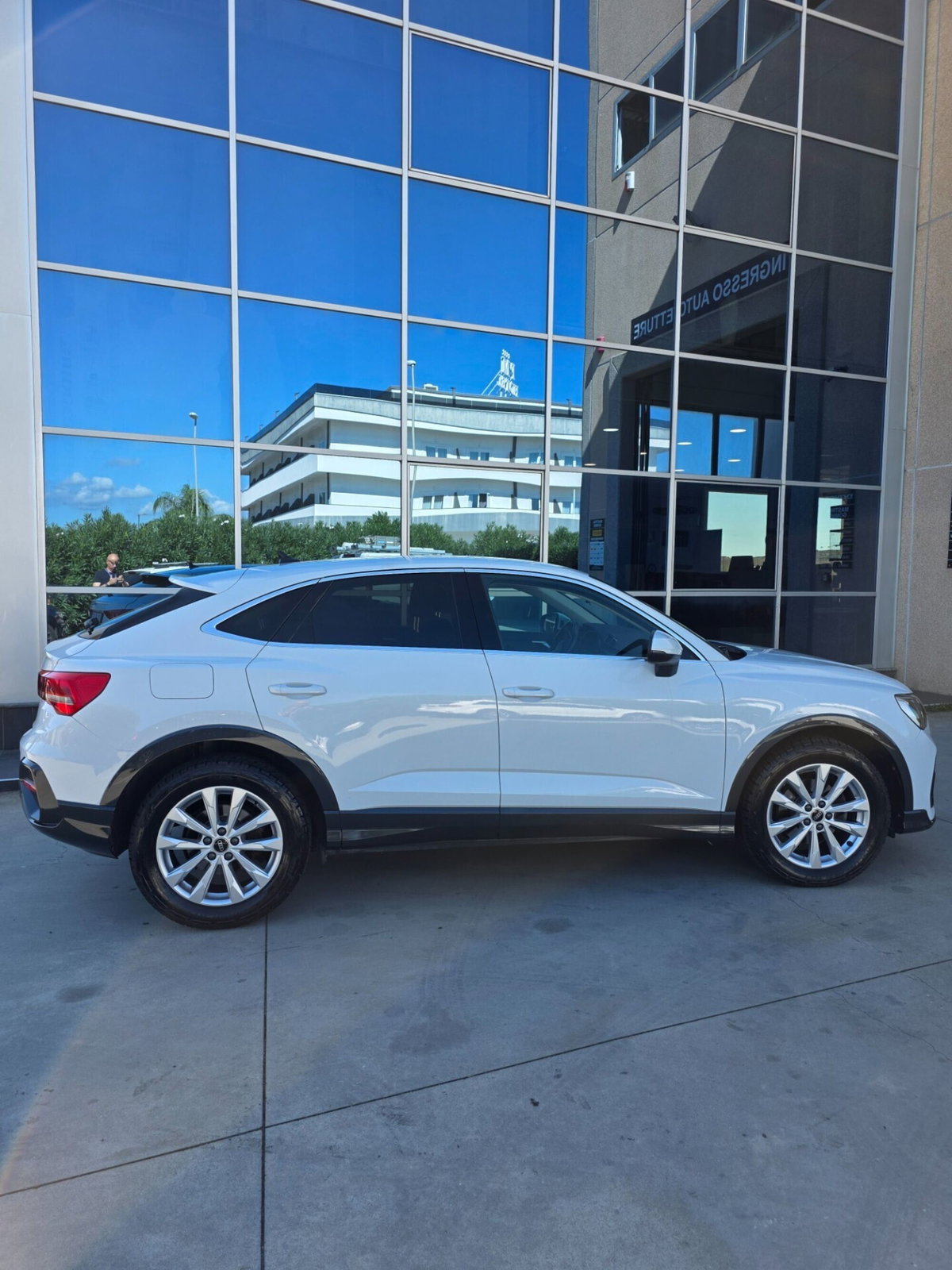 Audi Q3 35 TDI quattro S tronic Business (6)