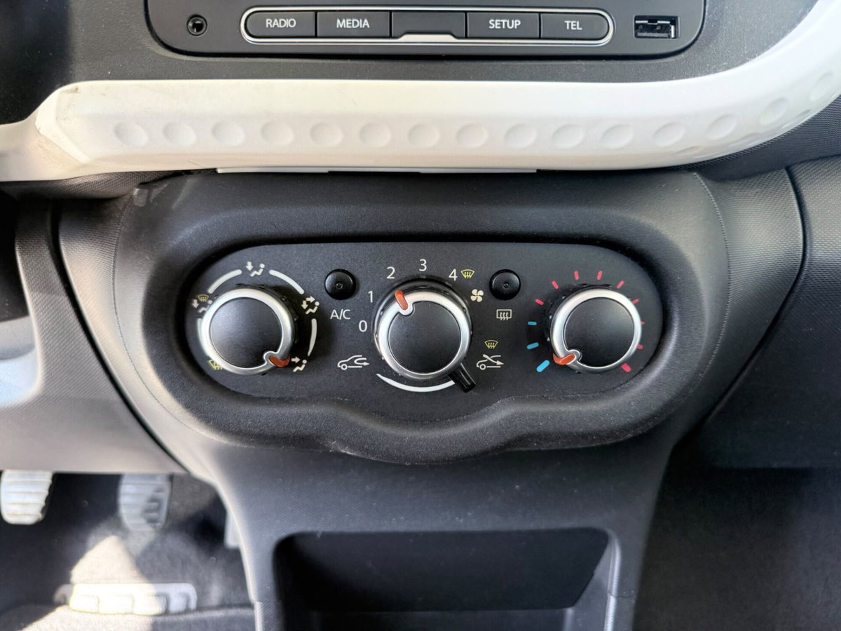 Renault Twingo 1.0 SCe Live (16)