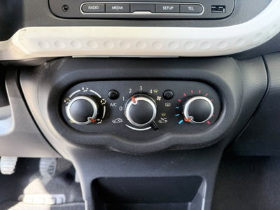 Renault Twingo 1.0 SCe Live (16)
