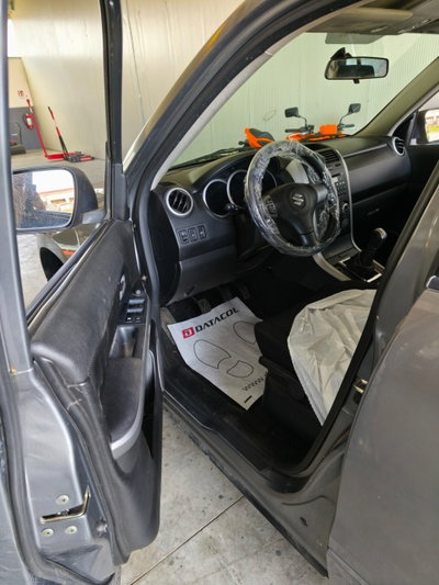 Suzuki Grand Vitara 1.9 DDiS 5 porte (14)