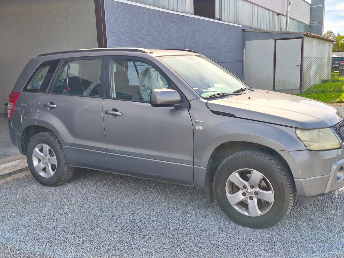 Suzuki Grand Vitara 1.9 DDiS 5 porte (2)