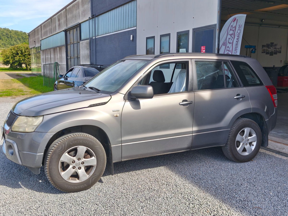 Suzuki Grand Vitara 1.9 DDiS 5 porte (4)