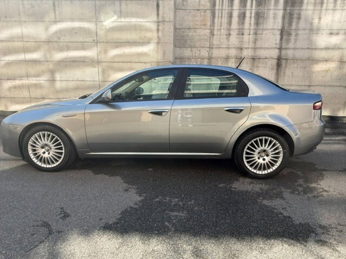 Alfa Romeo 159 1.9 JTDm 16V Distinctive Q-Tronic (4)