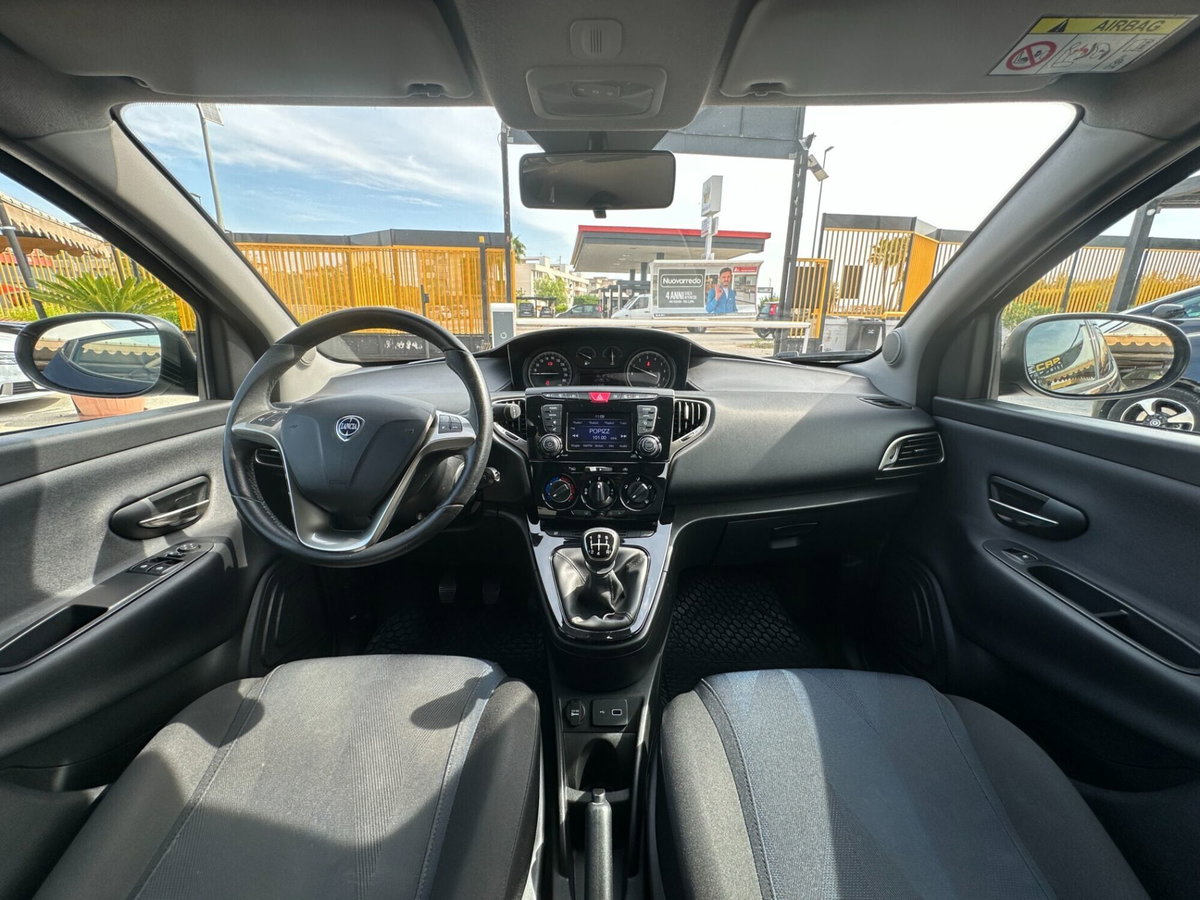Lancia Ypsilon 1.2 69 CV 5 porte Gold (16)
