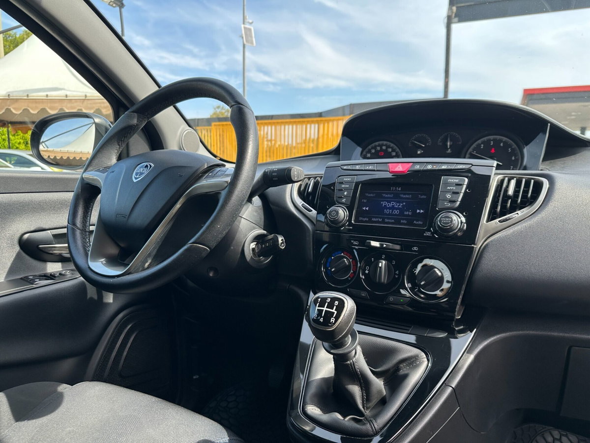 Lancia Ypsilon 1.2 69 CV 5 porte Gold (18)