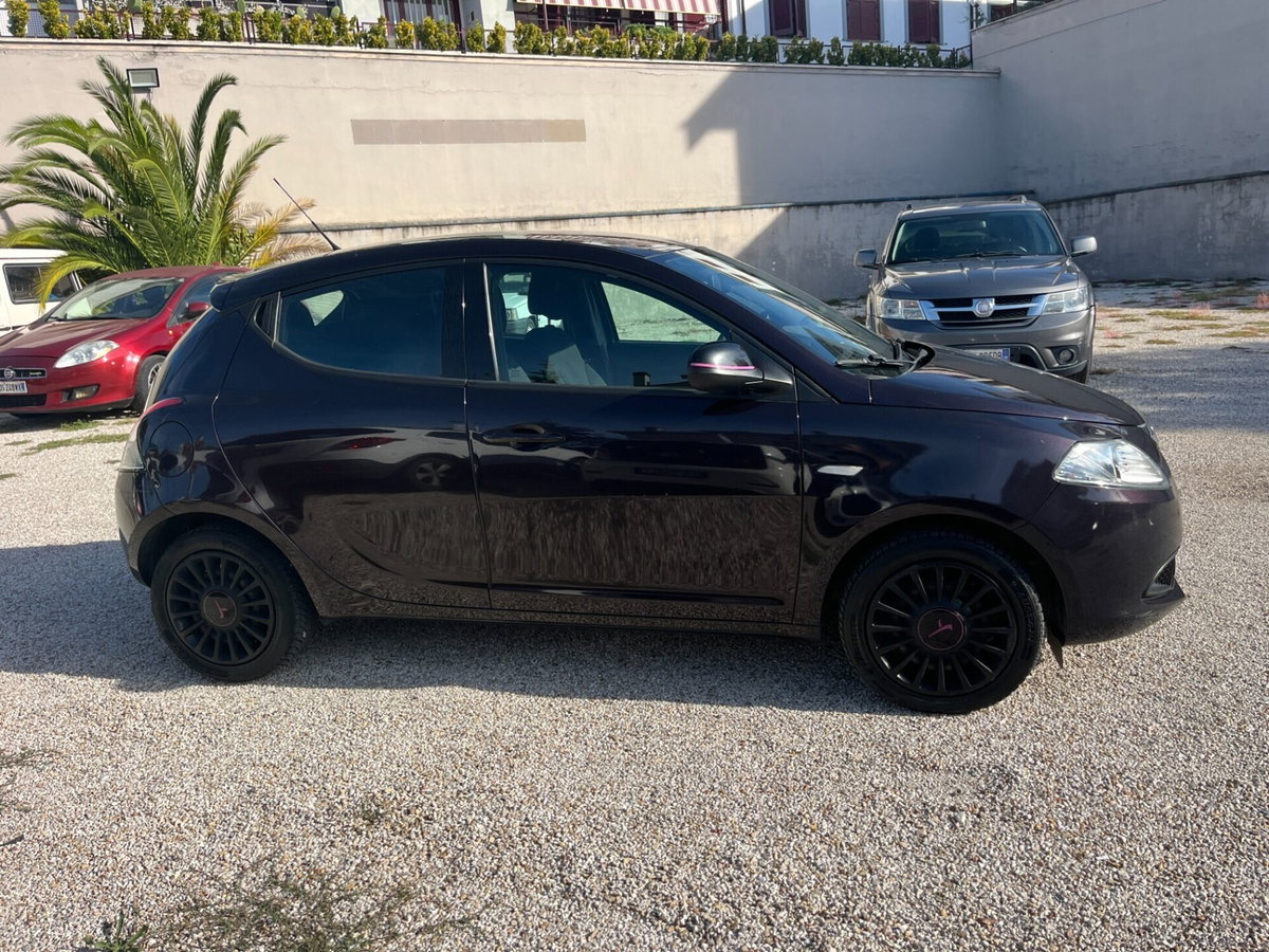 Lancia Ypsilon 1.2 69 CV 5 porte Platinum (4)