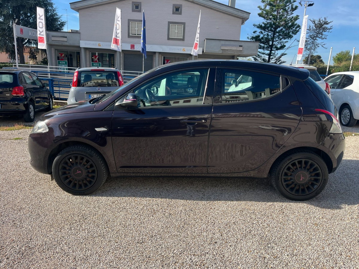 Lancia Ypsilon 1.2 69 CV 5 porte Platinum (8)