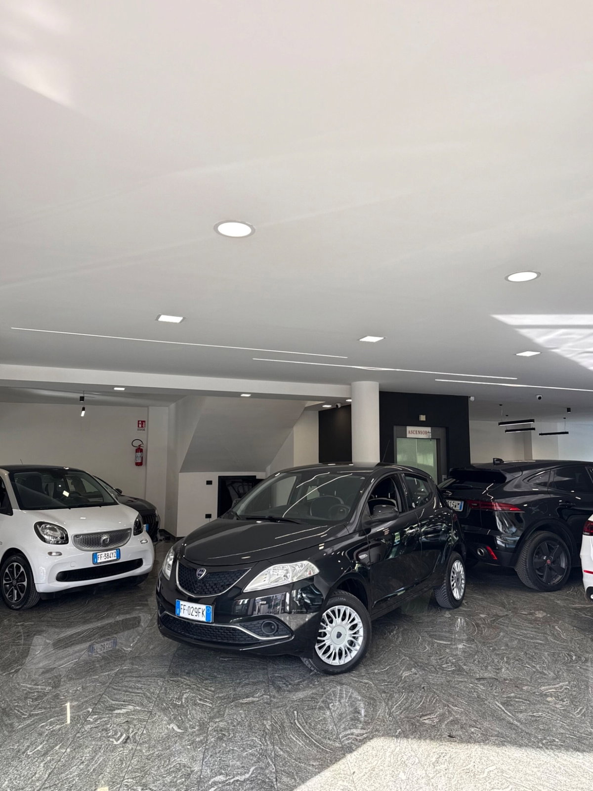 Lancia Ypsilon 0.9 TwinAir 85 CV 5 porte Metano Ecochic Silver