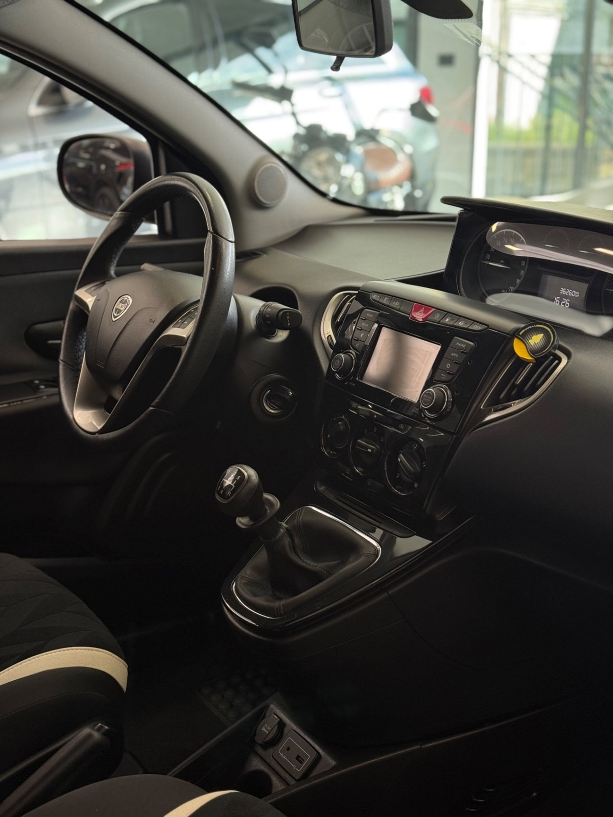 Lancia Ypsilon 0.9 TwinAir 85 CV 5 porte Metano Ecochic Silver (10)