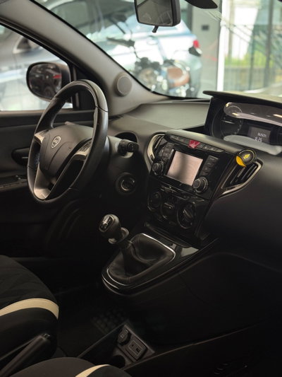 Lancia Ypsilon 0.9 TwinAir 85 CV 5 porte Metano Ecochic Silver (10)