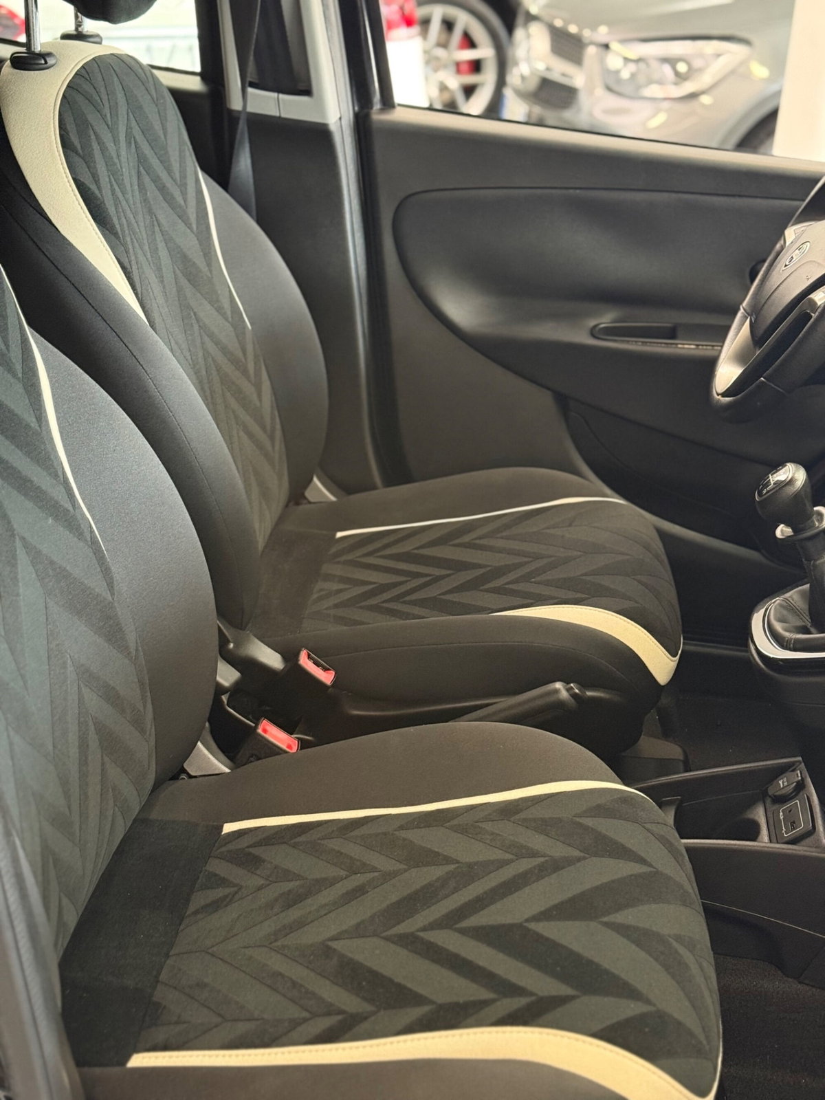 Lancia Ypsilon 0.9 TwinAir 85 CV 5 porte Metano Ecochic Silver (13)