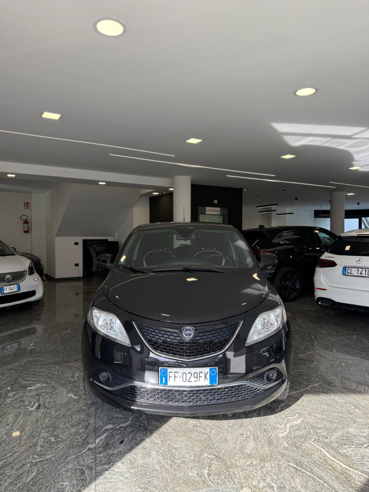 Lancia Ypsilon 0.9 TwinAir 85 CV 5 porte Metano Ecochic Silver (2)
