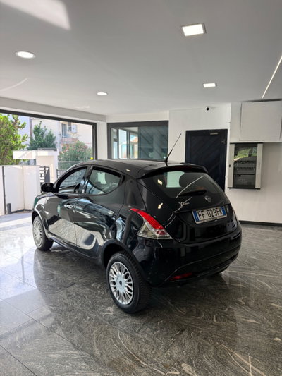 Lancia Ypsilon 0.9 TwinAir 85 CV 5 porte Metano Ecochic Silver (4)