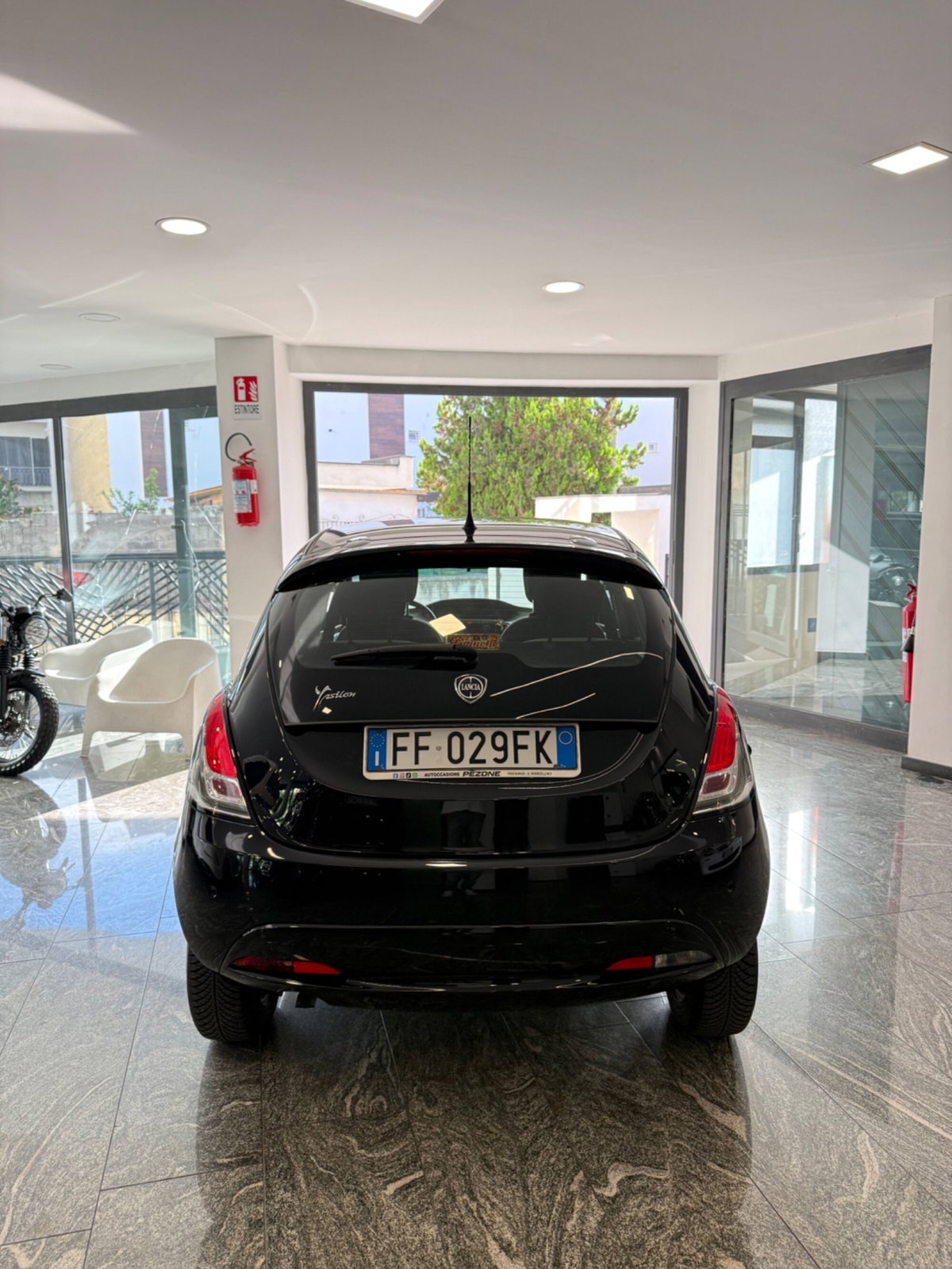 Lancia Ypsilon 0.9 TwinAir 85 CV 5 porte Metano Ecochic Silver (5)