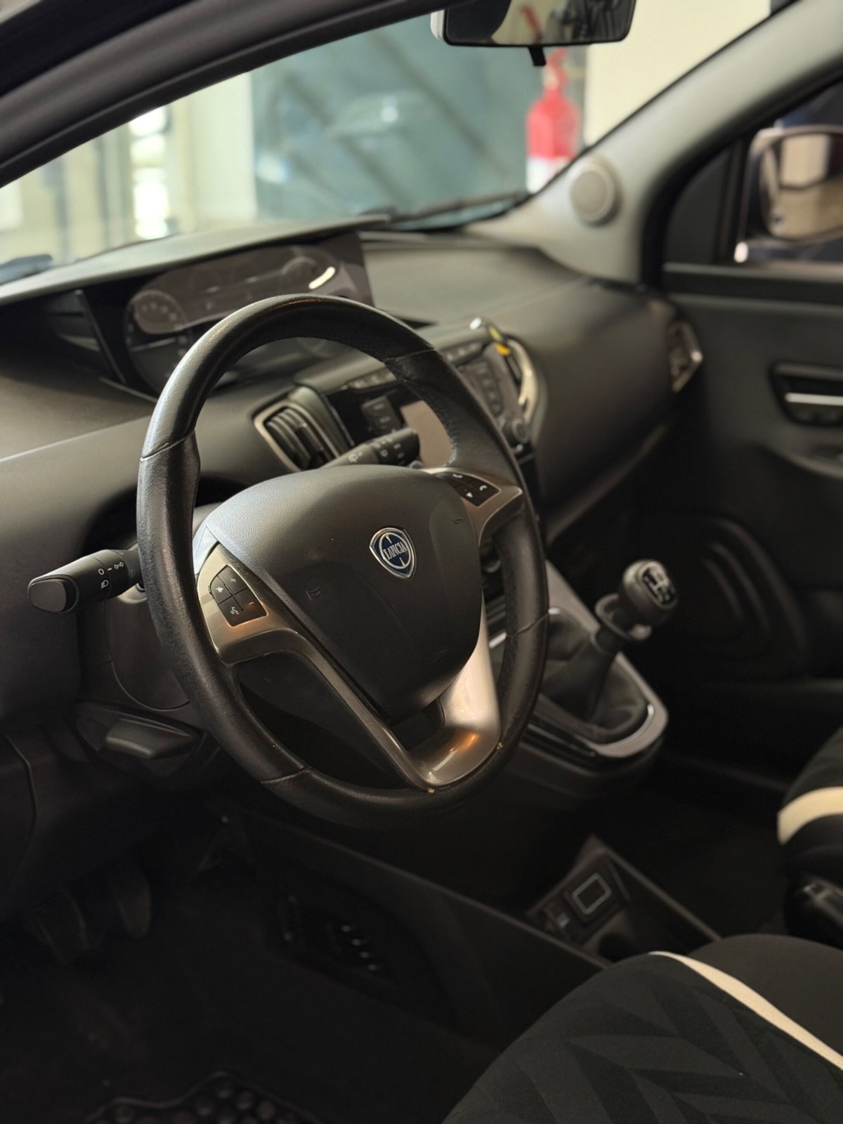 Lancia Ypsilon 0.9 TwinAir 85 CV 5 porte Metano Ecochic Silver (7)
