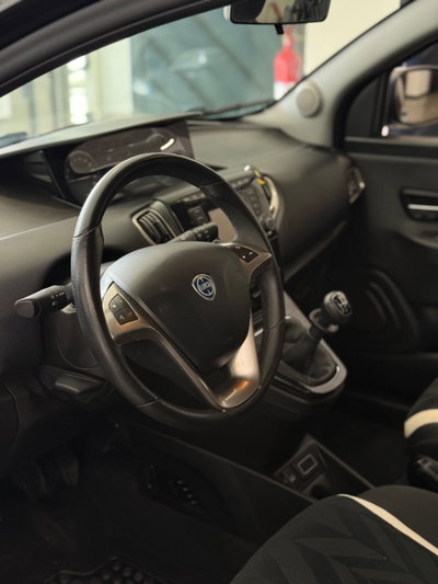 Lancia Ypsilon 0.9 TwinAir 85 CV 5 porte Metano Ecochic Silver (7)