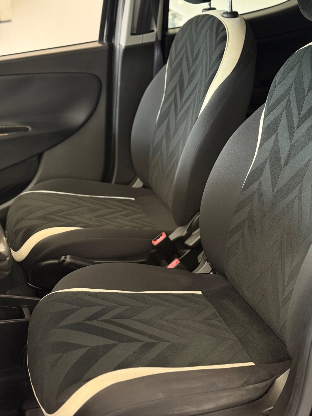 Lancia Ypsilon 0.9 TwinAir 85 CV 5 porte Metano Ecochic Silver (8)