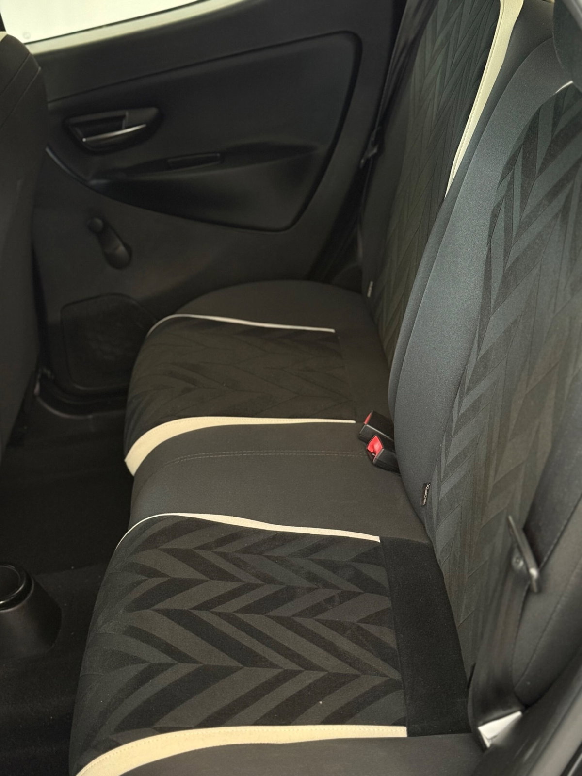 Lancia Ypsilon 0.9 TwinAir 85 CV 5 porte Metano Ecochic Silver (9)