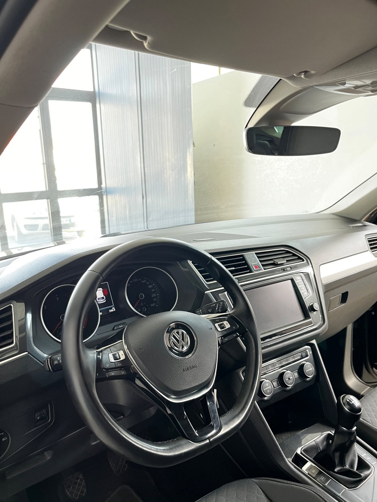 Volkswagen Tiguan 1.6 TDI SCR Business BlueMotion Technology (12)